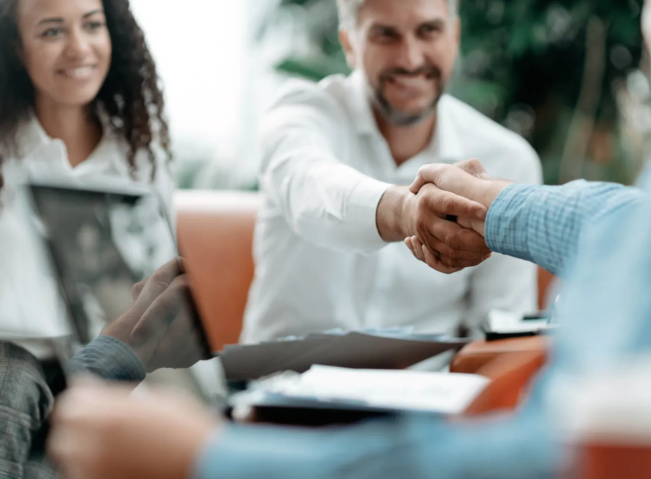 mannen schudden handen